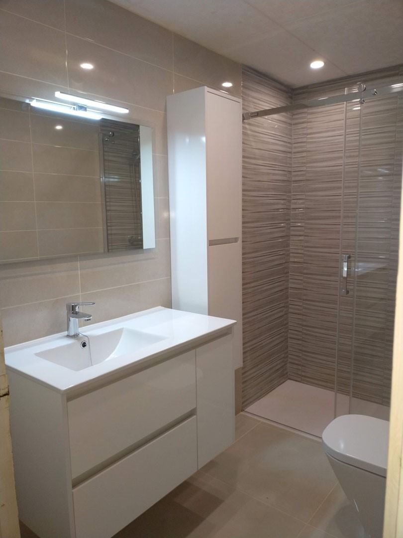 Cambiar mampara de baño en l'Escala